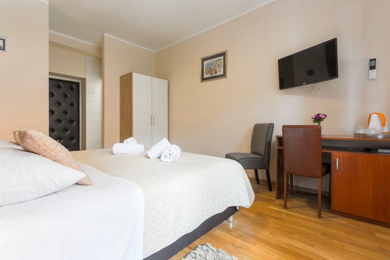 Golden Split Rooms Exterior photo