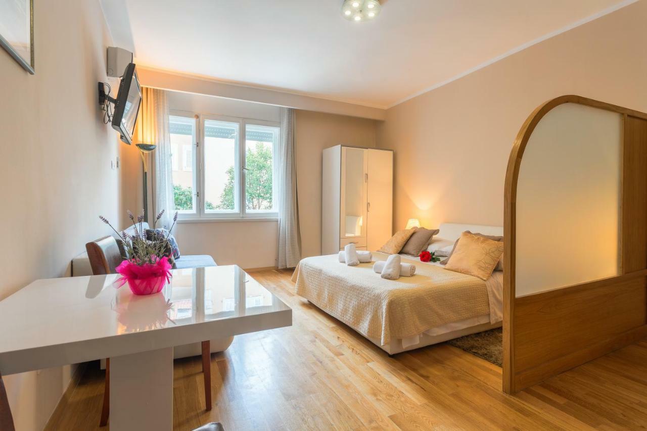 Golden Split Rooms Exterior photo